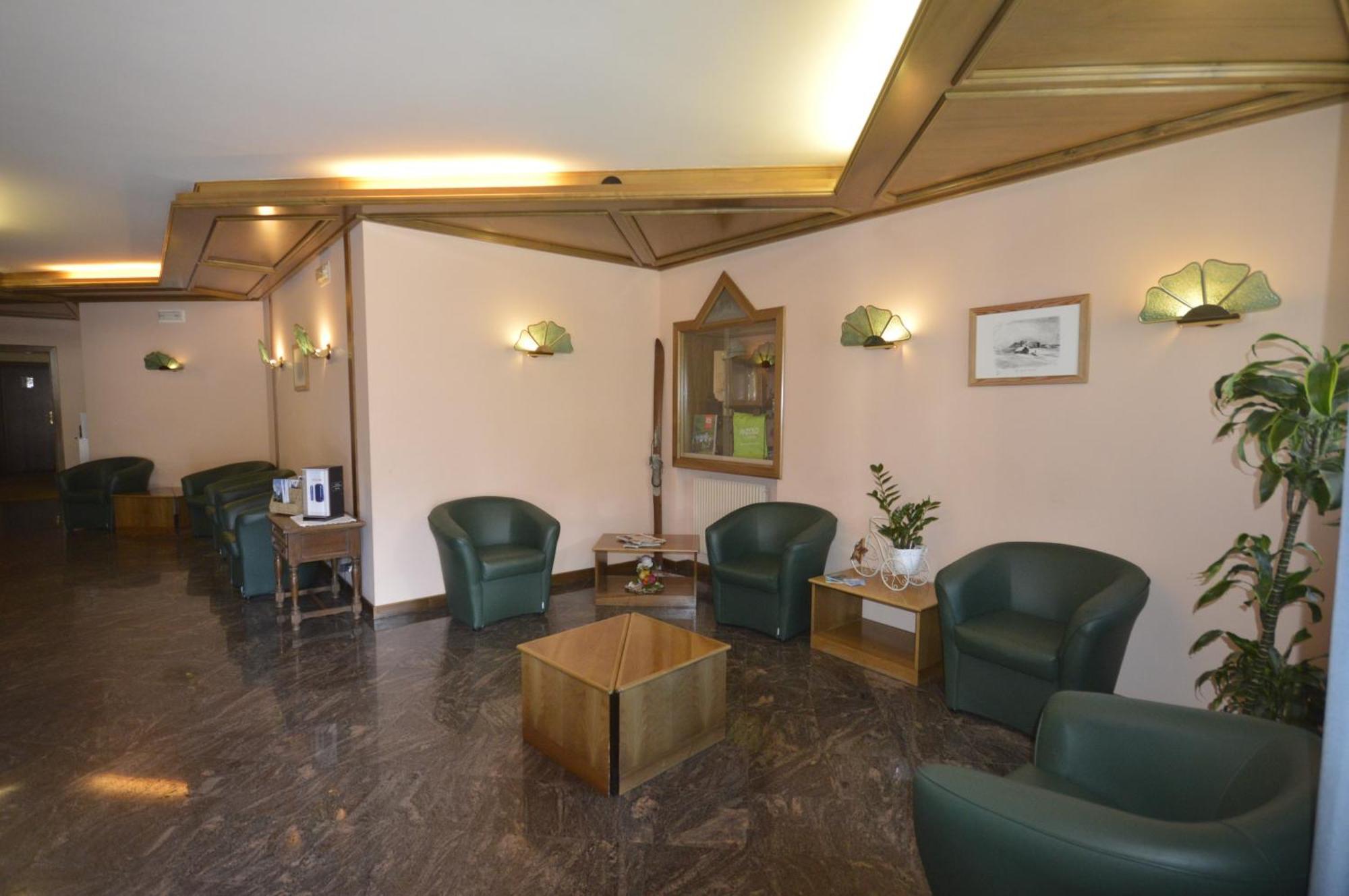 Hotel Quadrifoglio Pinzolo Exterior photo